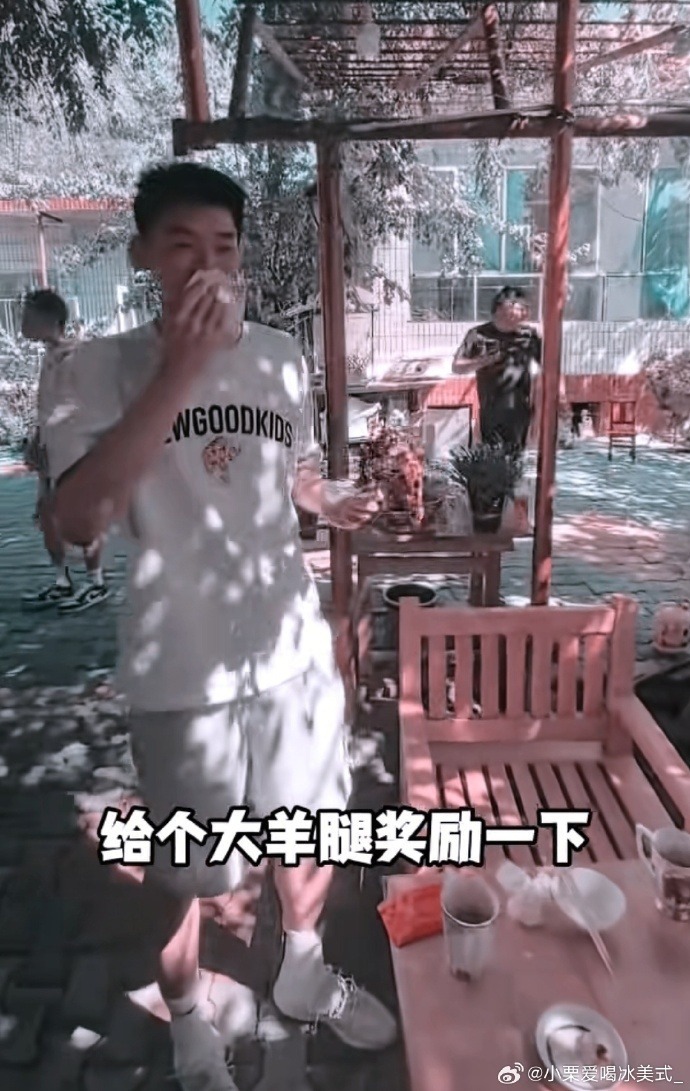 岁的年轻中, src